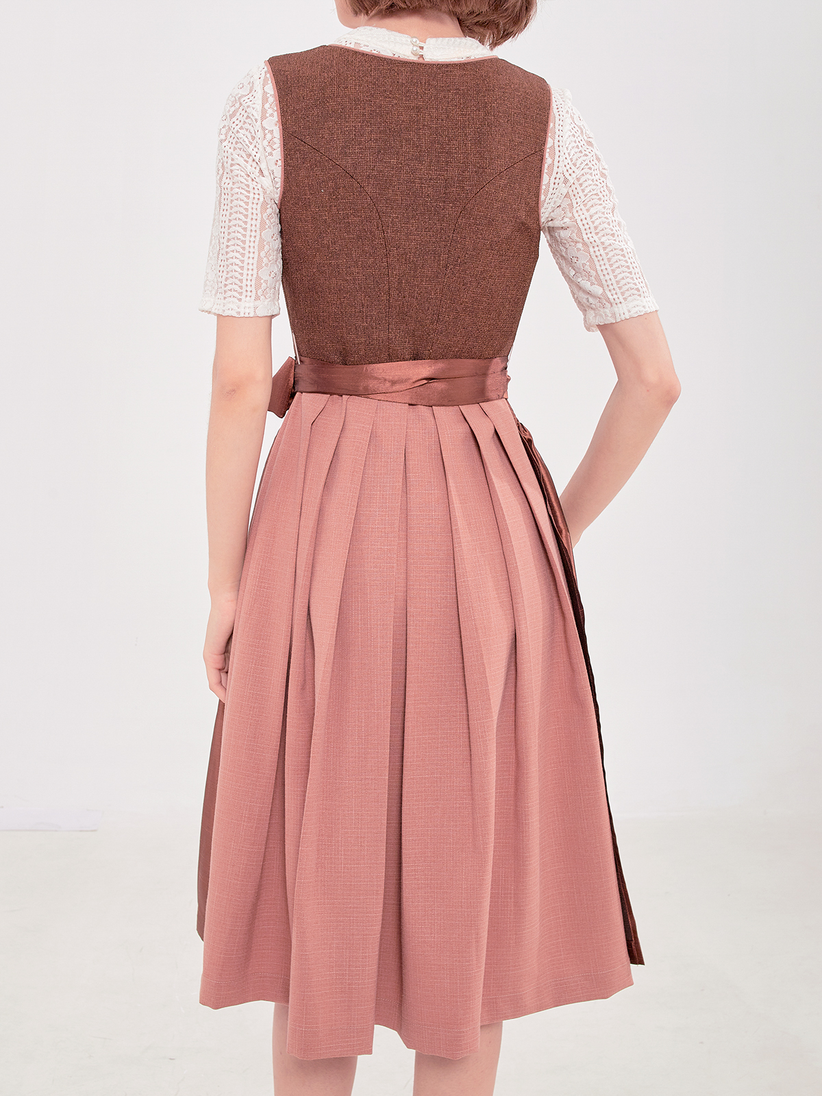 Blaues Dirndl mit traditioneller Bluse
