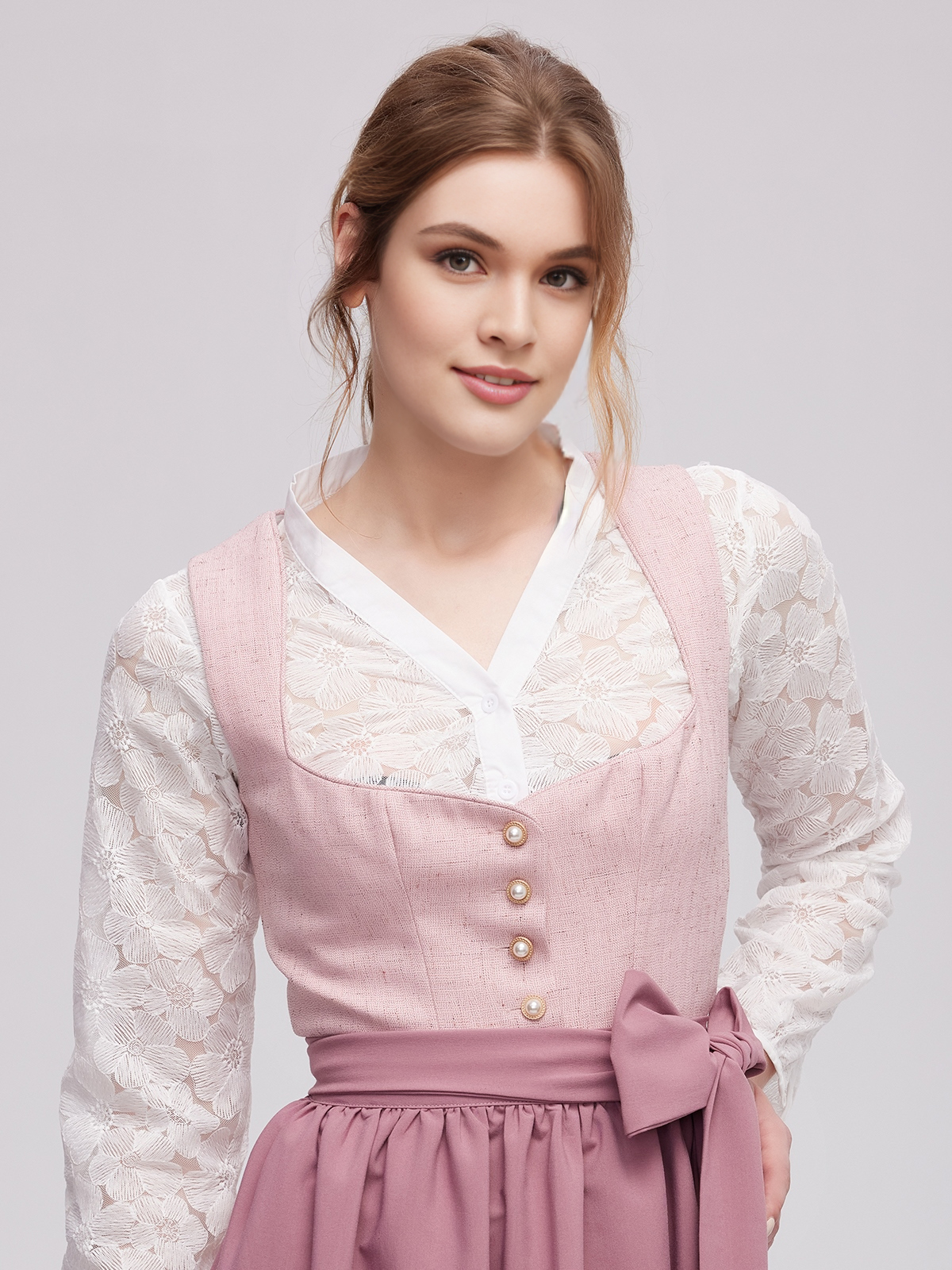 Modernes Dirndl in Brombeerfarbe