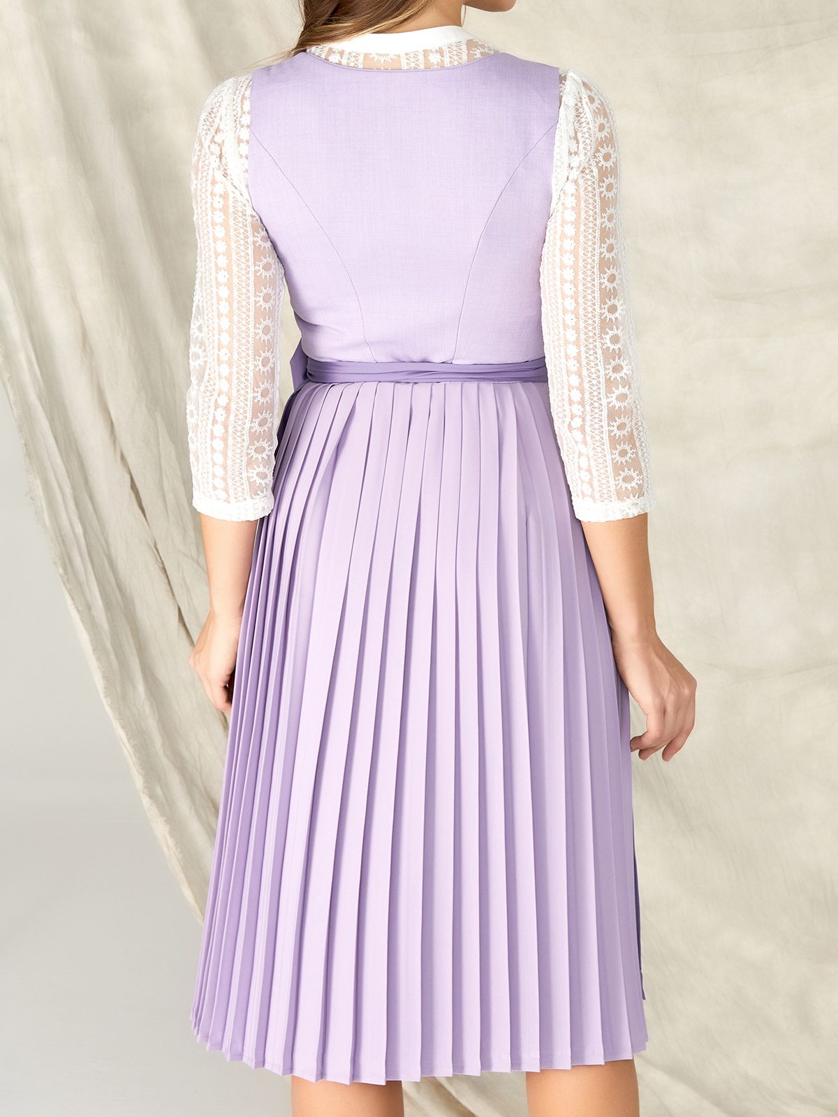 Blaues Dirndl Samt in eleganter Pose