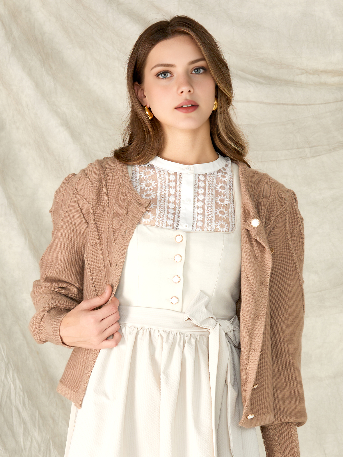 Moderne Dirndl in Braun mit schlankem Schnitt