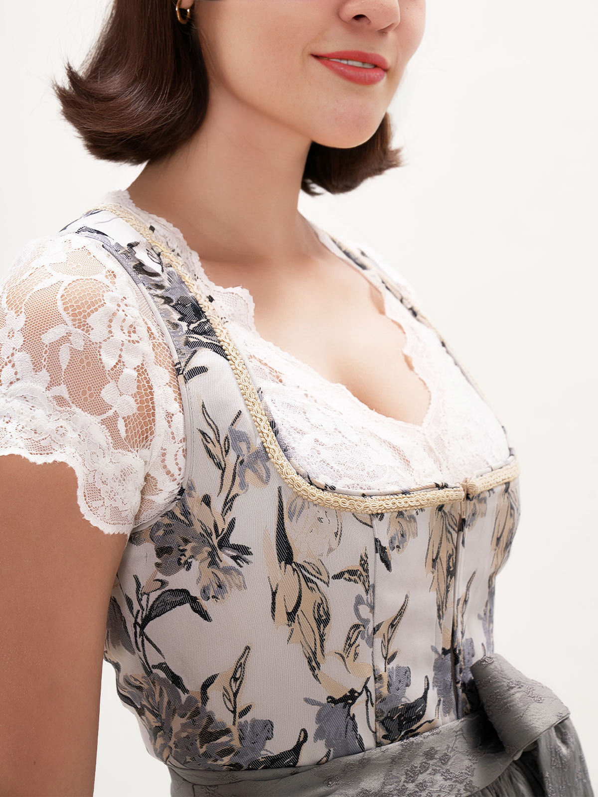 Elegantes graues Dirndl mit traditionellem Schnitt