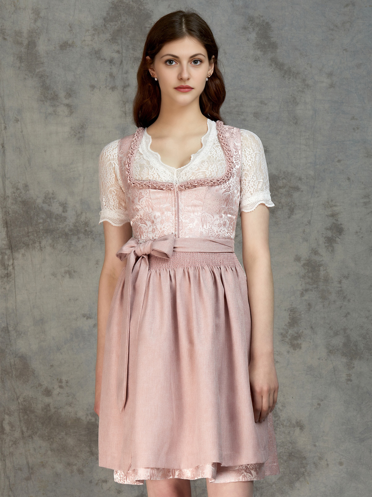 Modernes Dirndl in Rosa – schlicht und elegant