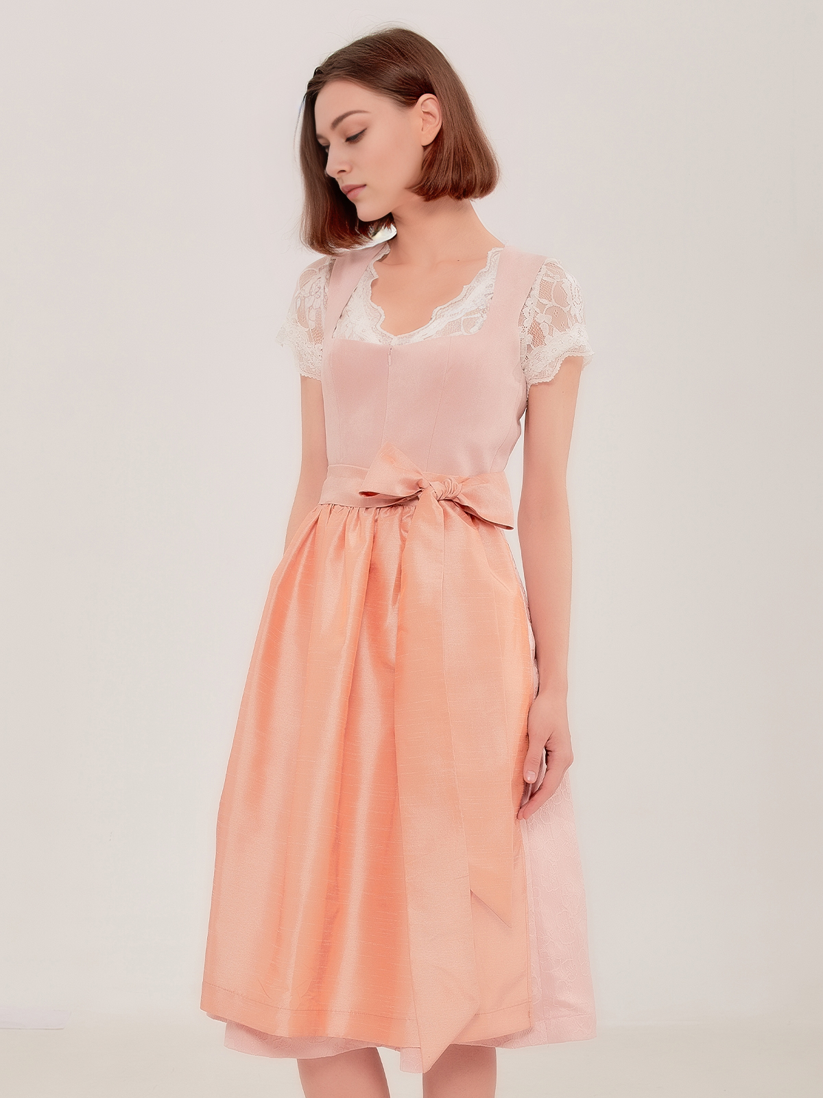 Dirndl samt hellblau mit rosa Akzenten