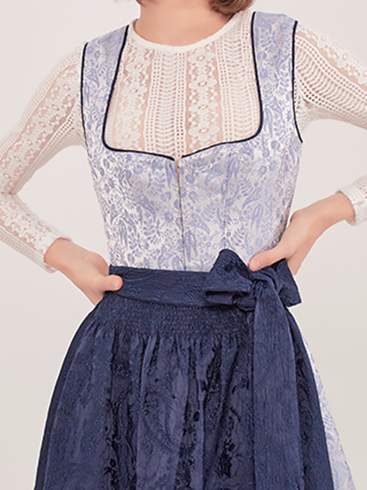 Dirndl in grau-grün mit passender Bluse