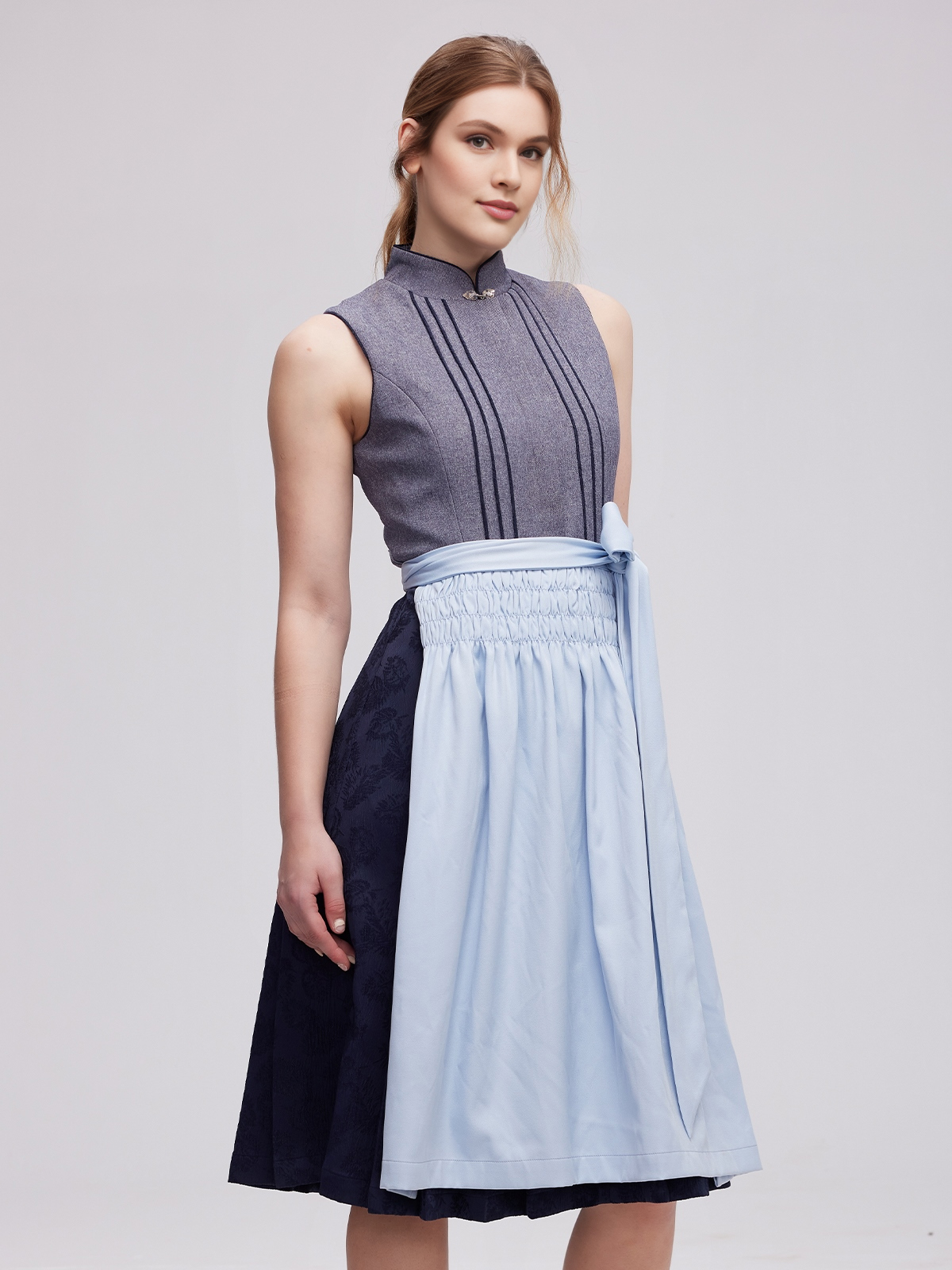 Modernes Dirndl in Grau – schlicht und elegant
