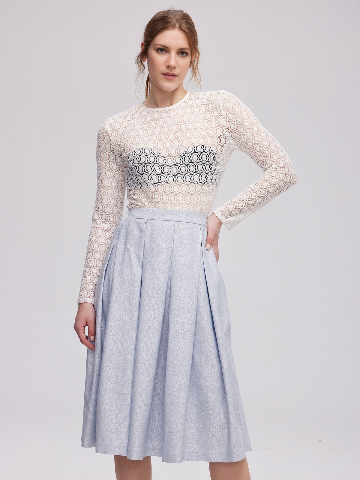 Rotes Dirndl mit modernem Twist