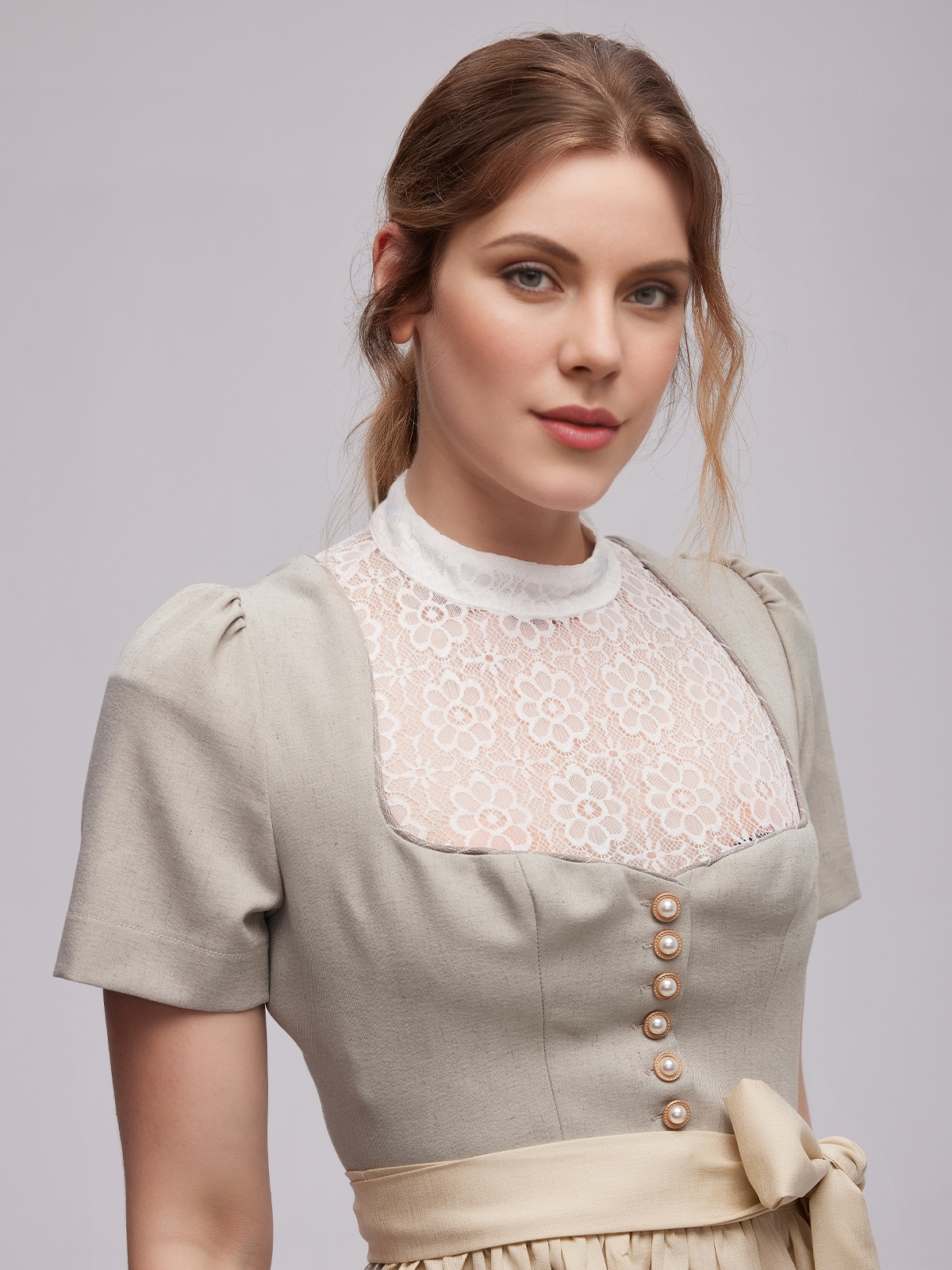 Ein elegantes Dirndl Hellblau in modernem Design
