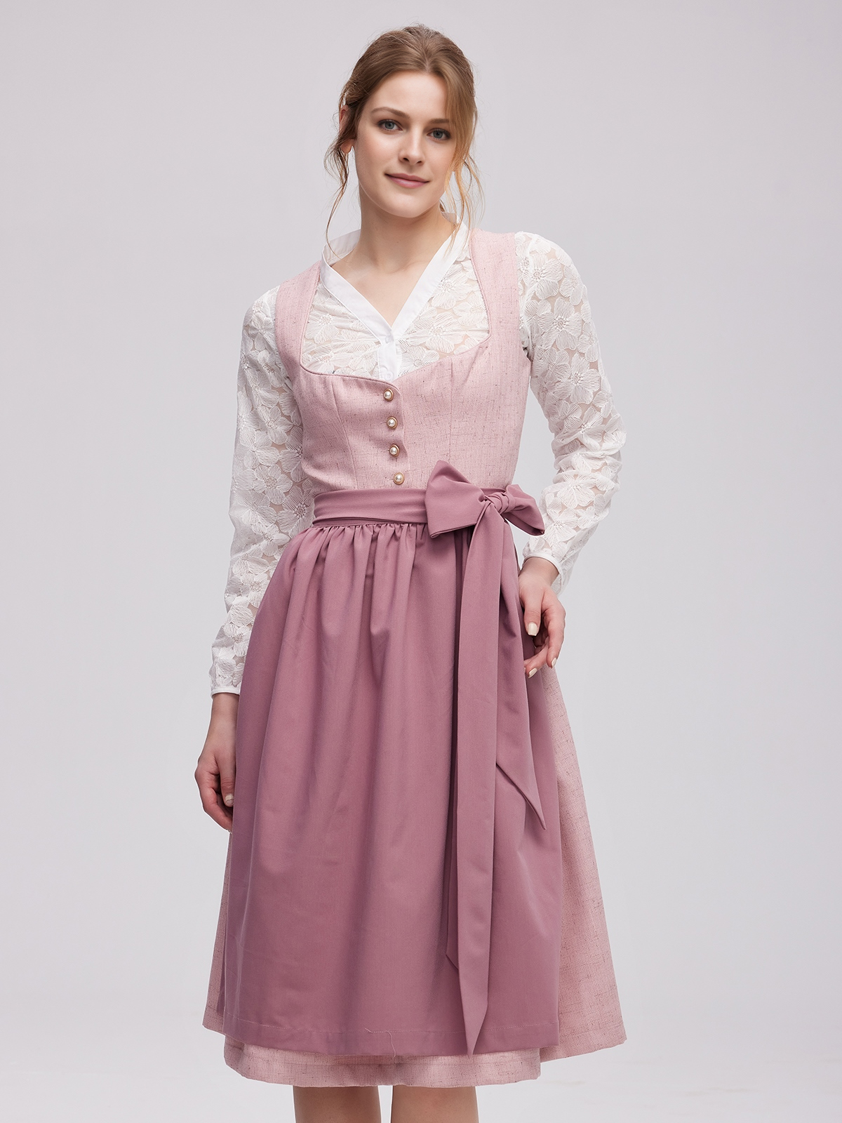 Grünes Dirndl mit floralen Akzenten