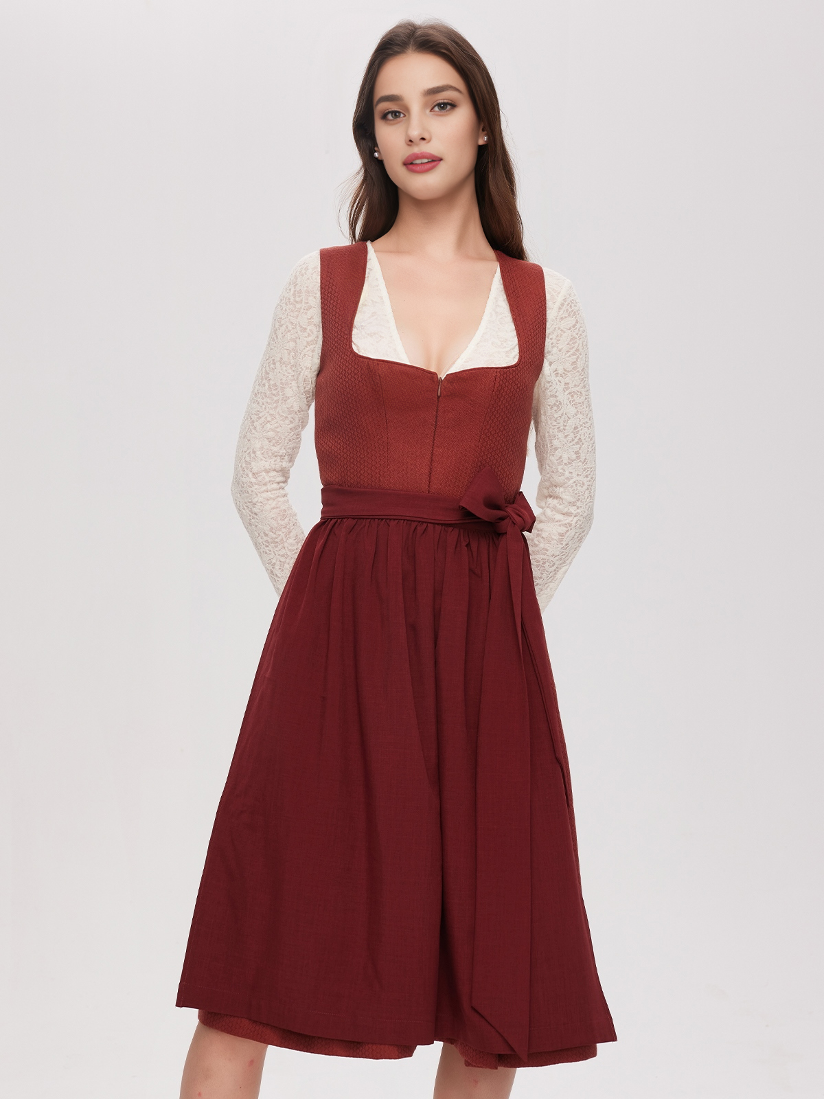 Modernes Dirndl in Rot mit floralen Details