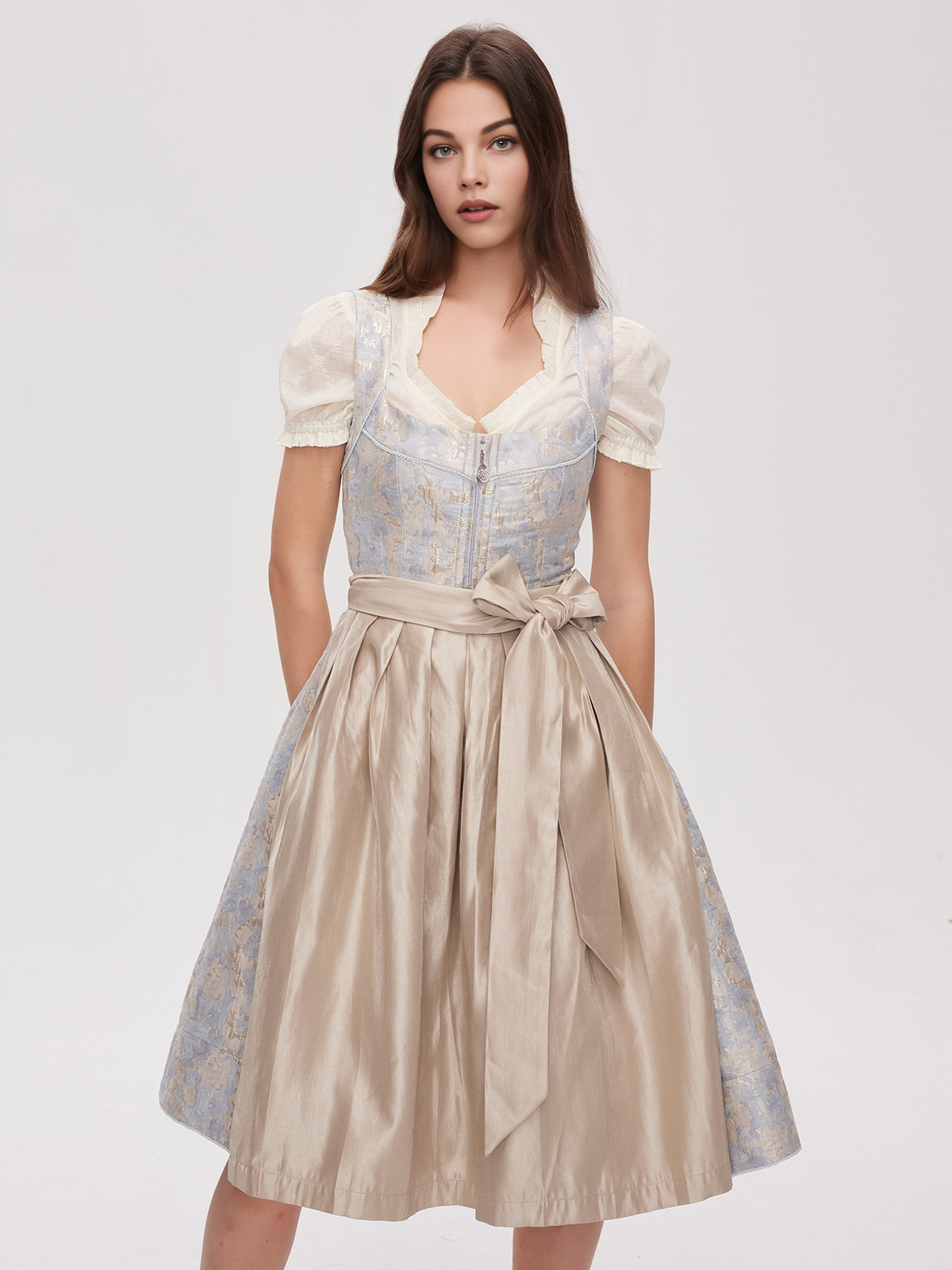 SamtDirndl Schwarz in eleganter Atmosphäre
