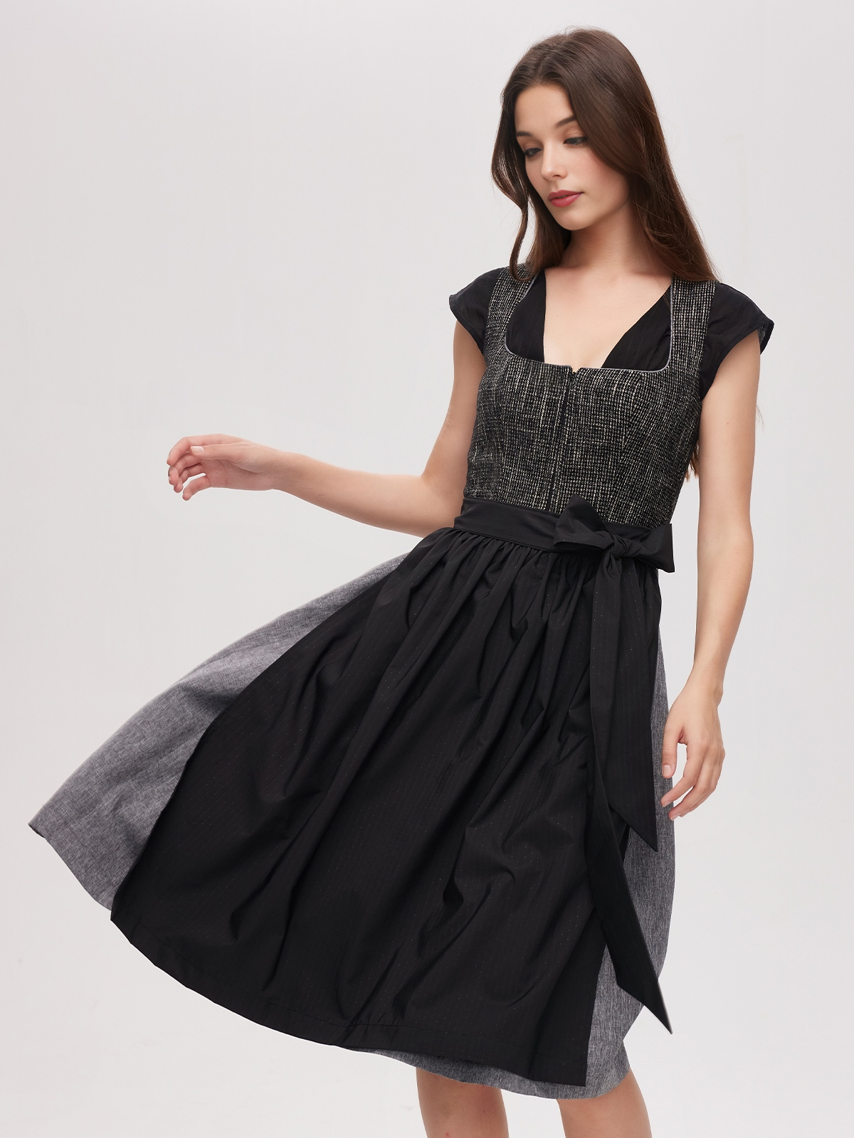 Modernes Dirndl in schlanker Silhouette