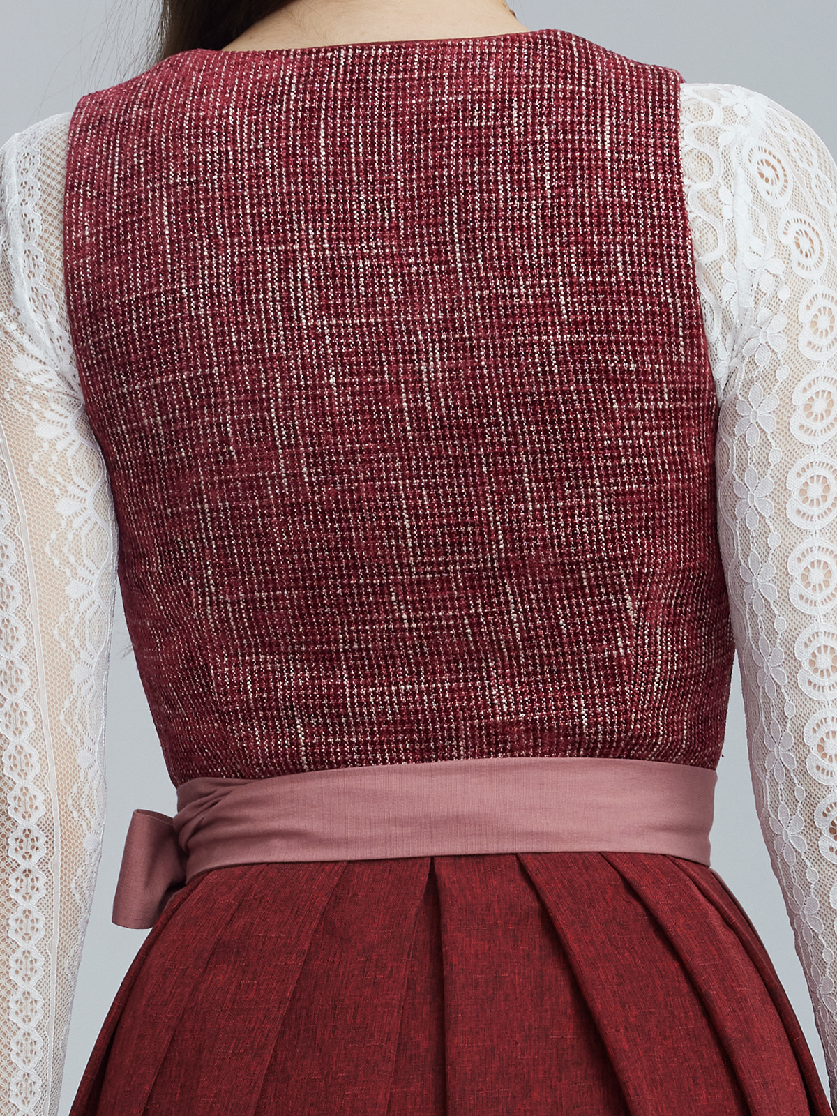 Modernes Dirndl in Rot mit traditionellen Elementen