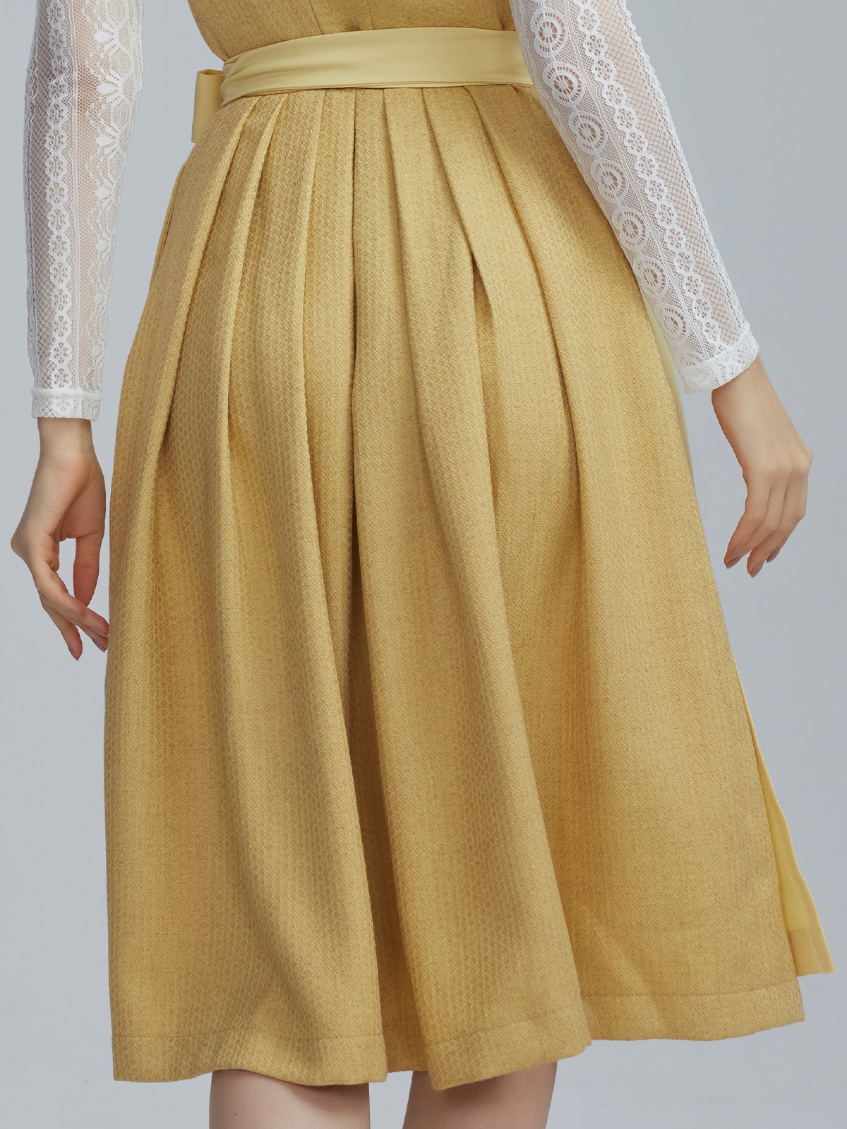 Modernes dunkelrot Dirndl mit figurbetonter Silhouette