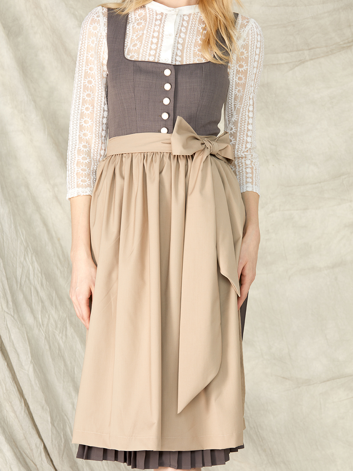 Modernes Dirndl in Grau