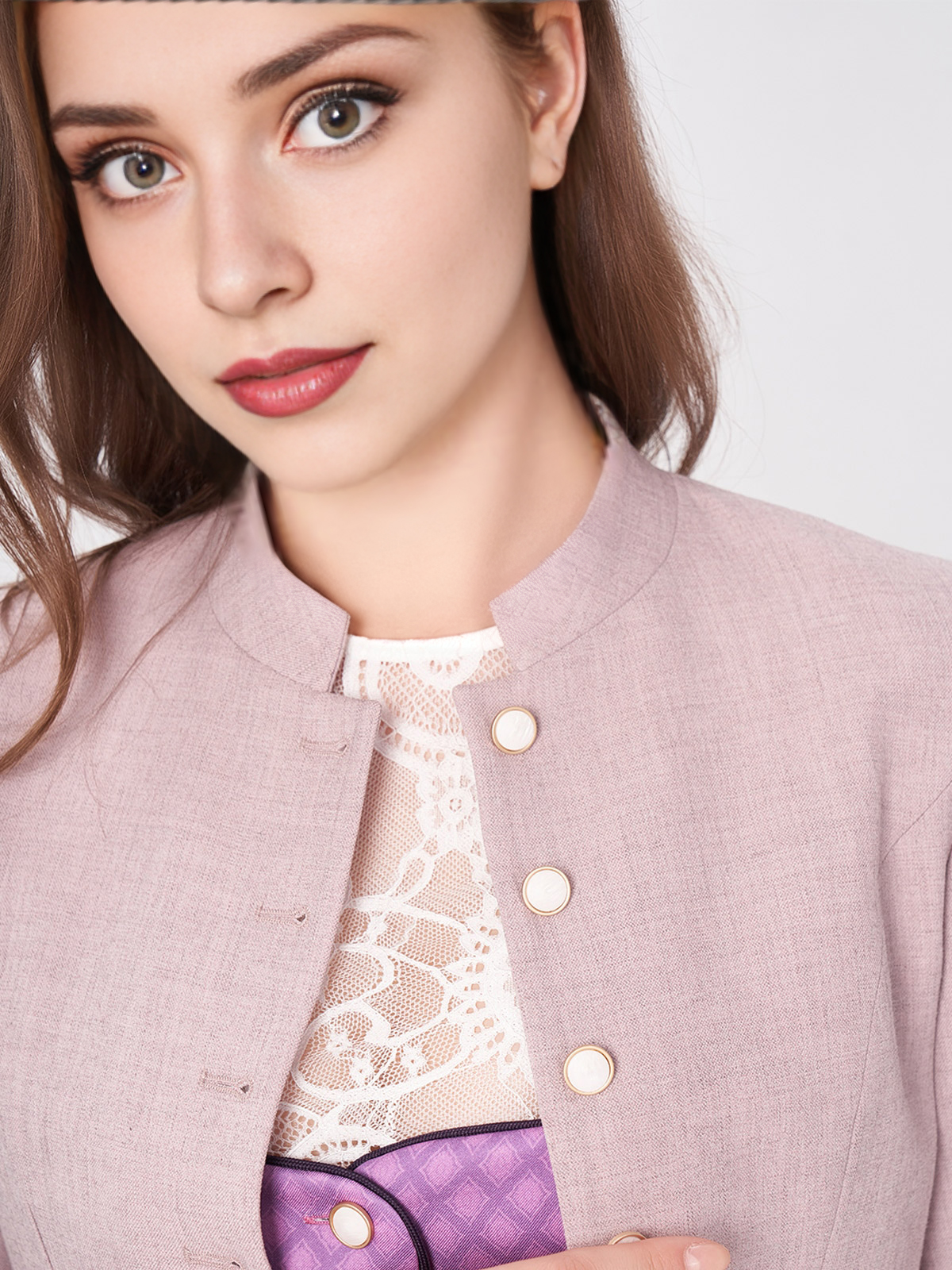 Moderne Dirndlbluse mit Kragen in Lila