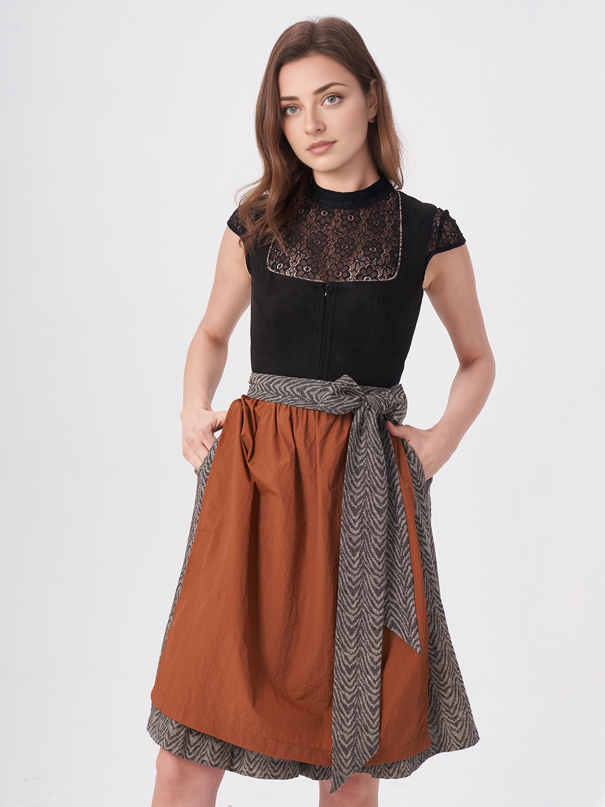 Schwarze Dirndlbluse mit modernem Schnitt