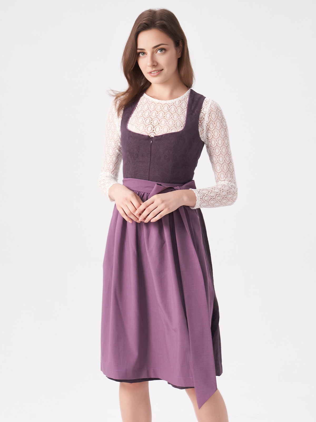 Modernes Dirndl mit tiefem V-Ausschnitt