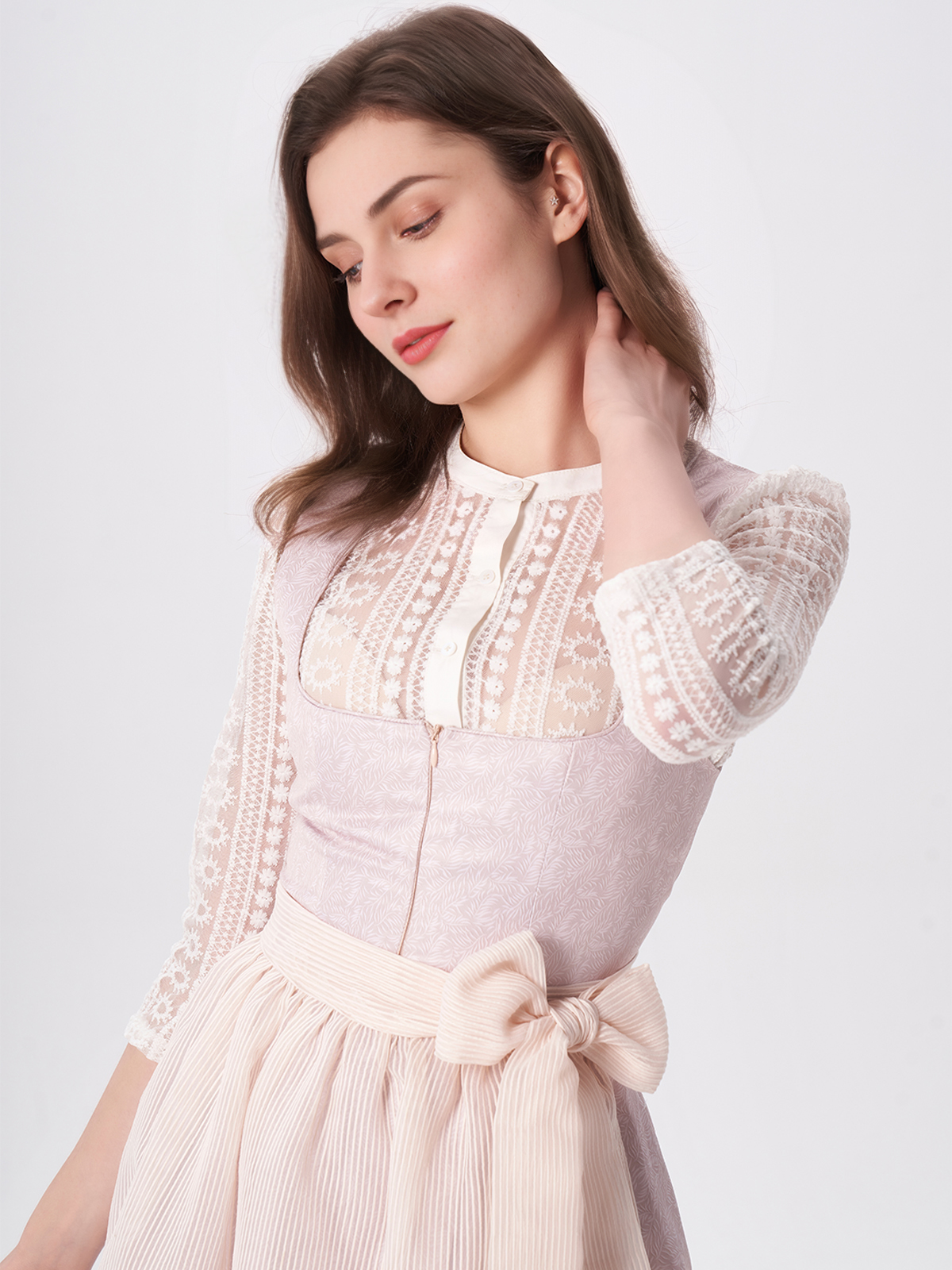 Dirndl in zartem Rosé mit aufwendiger Stickerei