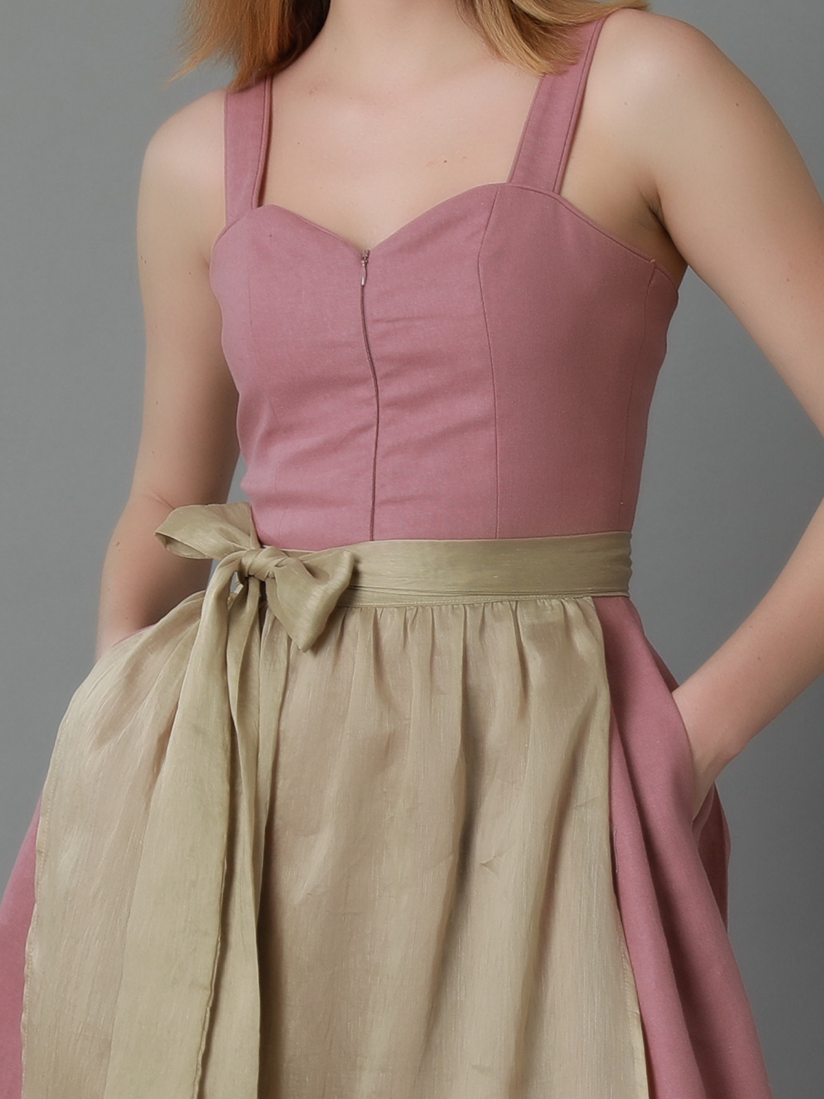 Traditionelles Dirndl in Rosa