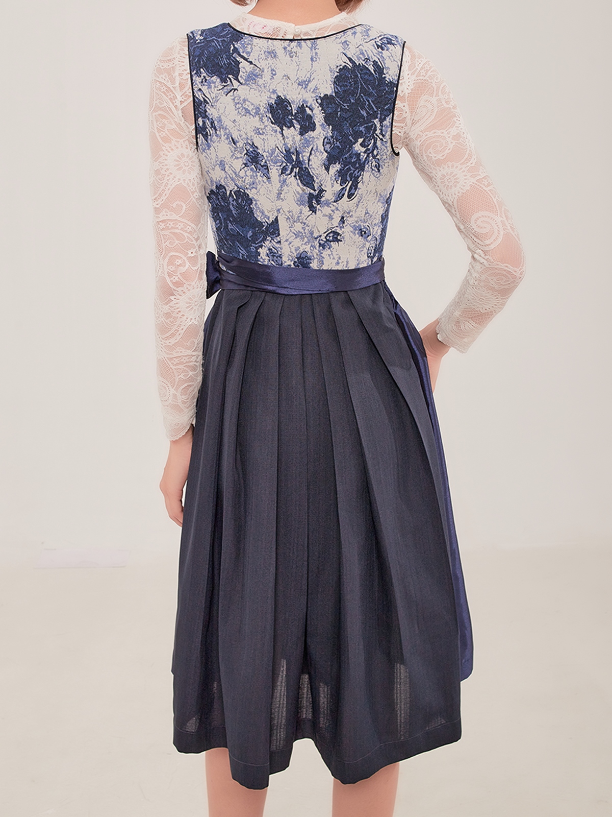 Modernes blaues Dirndl von Ehreer