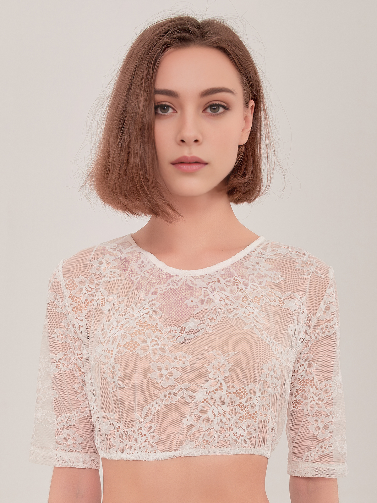 Elegantes Samtdirndl mit weißer Bluse