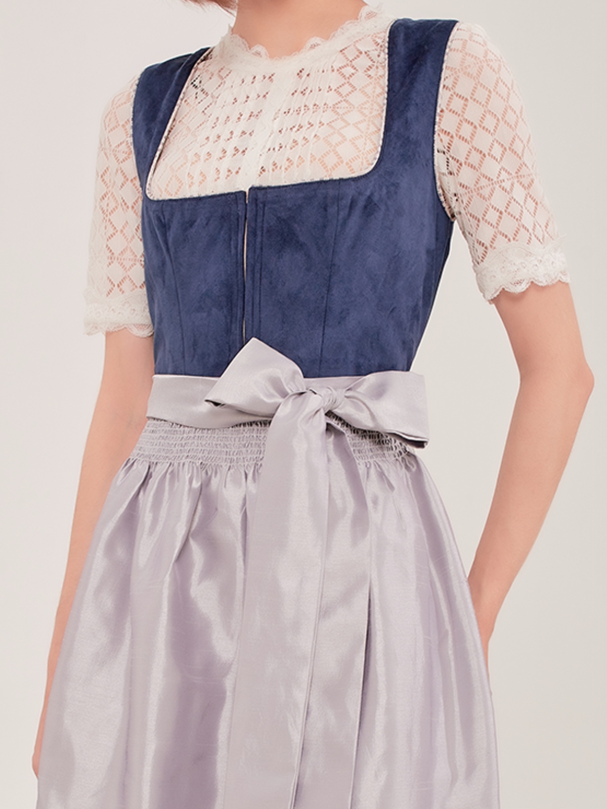 Dirndl mit Trachtenbluse Spitze