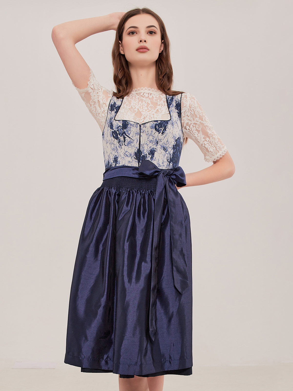 Dirndl Mini in Blau – feminin und stilvoll