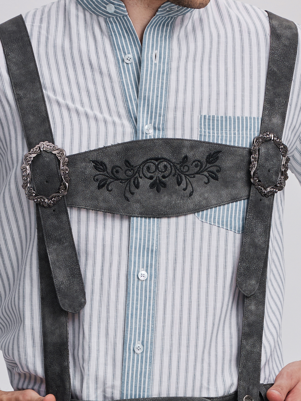 Dirndl in Grau mit traditionellem Schnitt