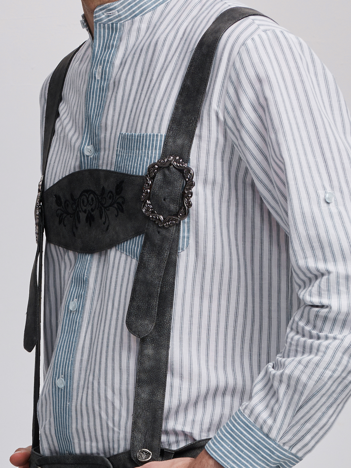 Dirndl mit Herzausschnitt in Grau