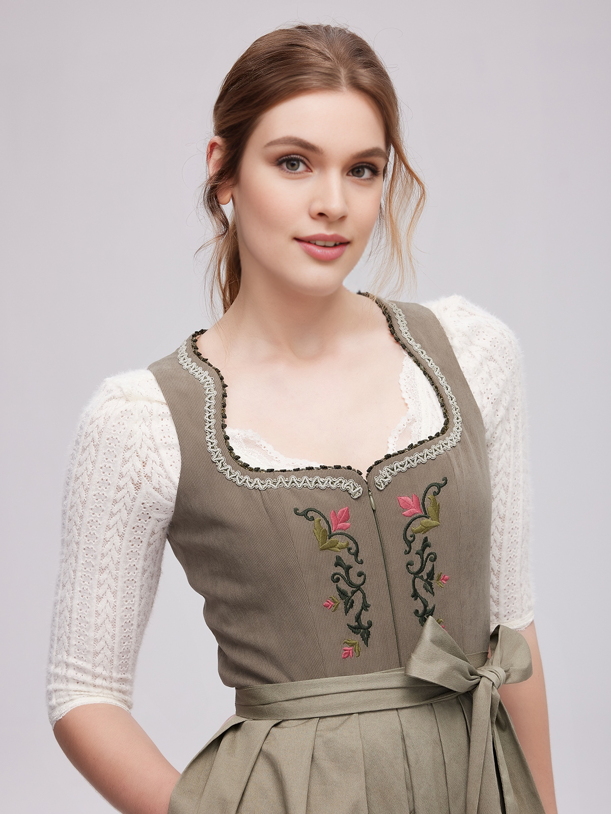 Modernes Dirndl in Grün mit frischem Schnitt