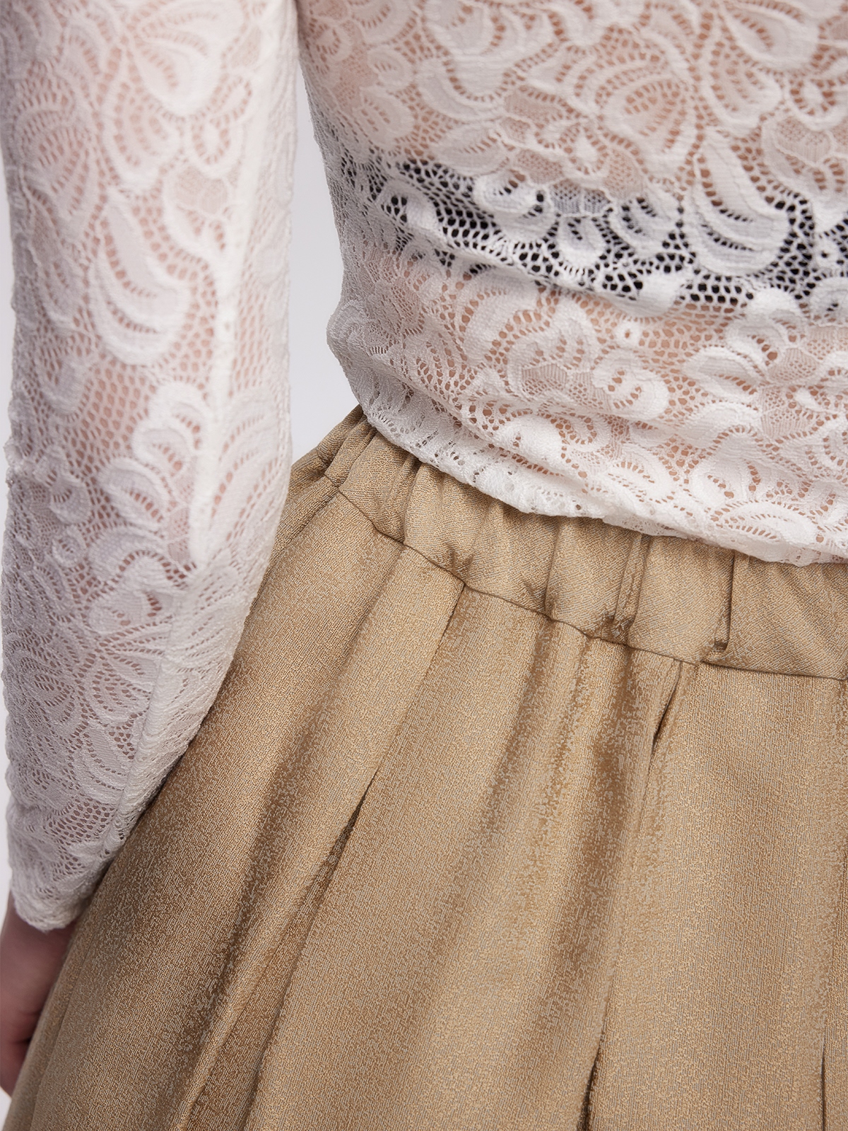 Rot Schwarz Dirndl mit weißer Bluse