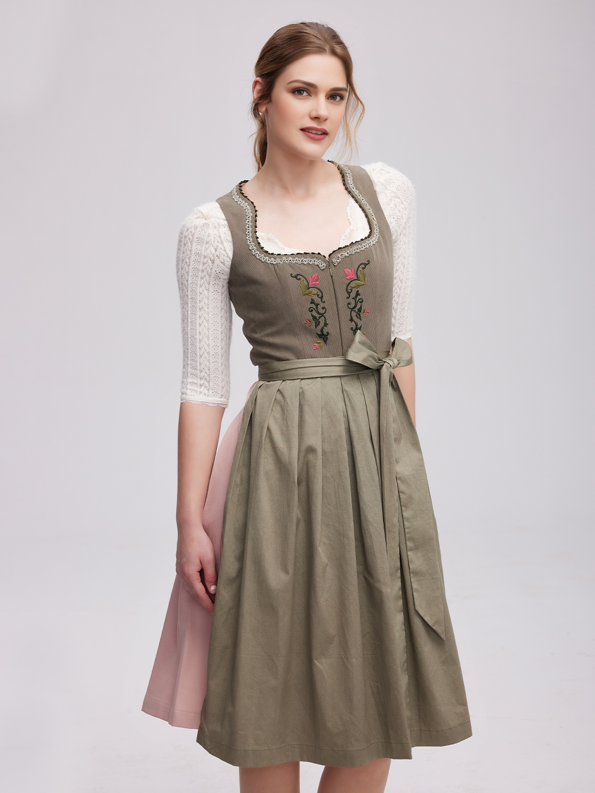Ein graues Dirndl mit modernem Schnitt und traditionellen Details
