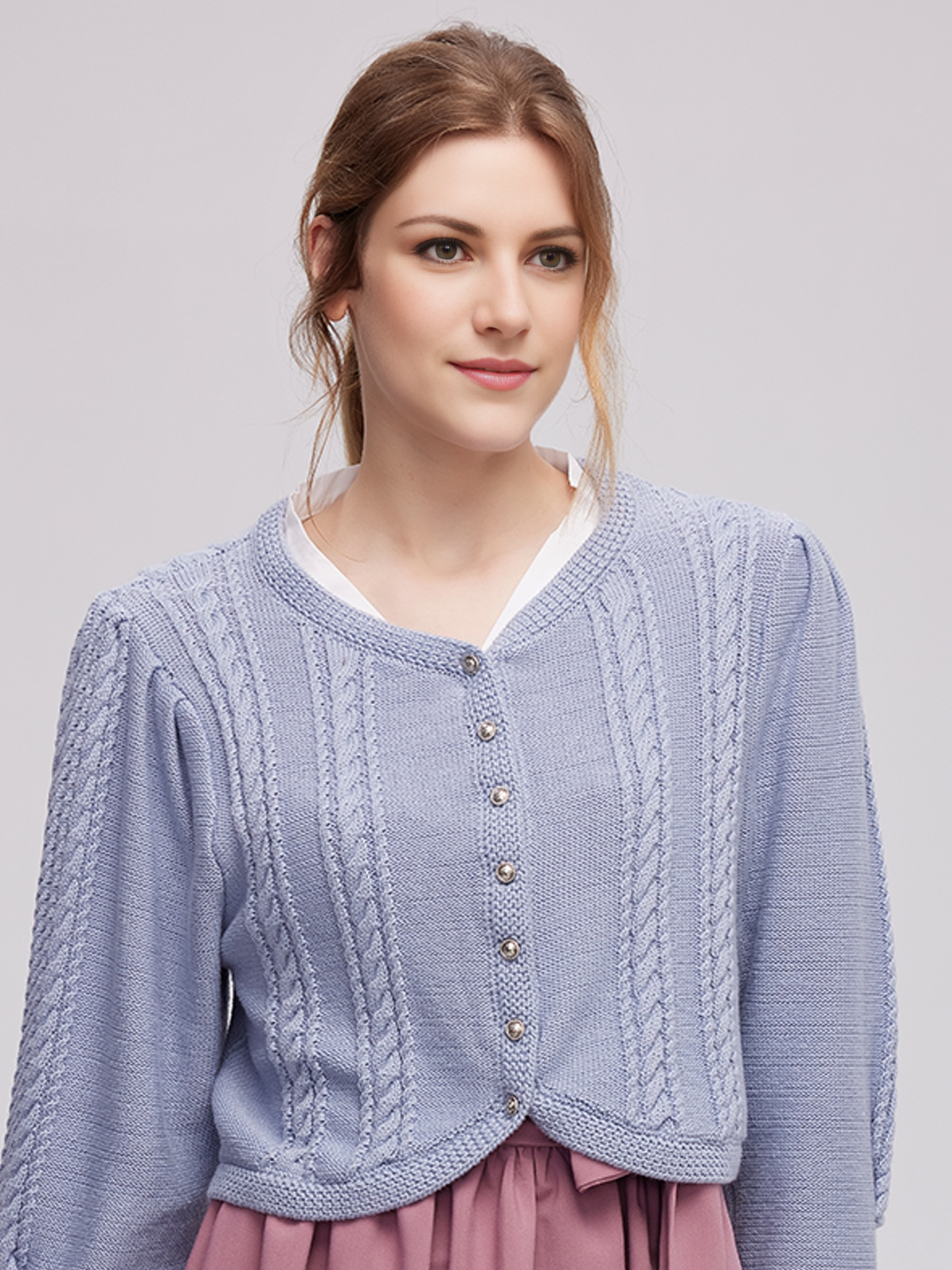 Ein elegantes graues Dirndl mit blauen Akzenten, perfekt für moderne Anlässe