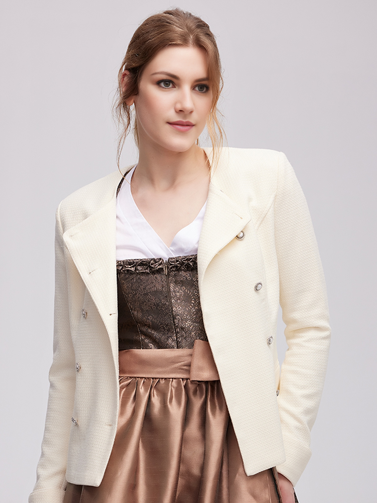 Dunkelblaues Dirndl mit weißer Schürze