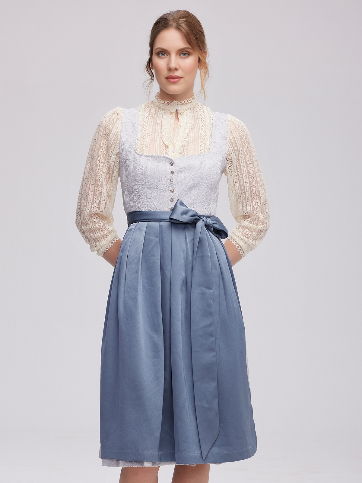 Modernes blaues Dirndl mit Spitzenverzierungen