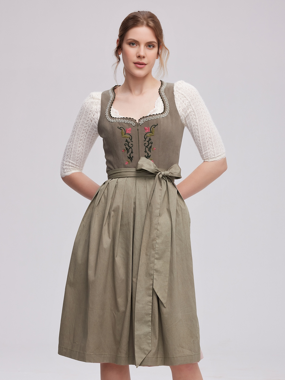 Rot-Grünes Dirndl in eleganter Ausführung
