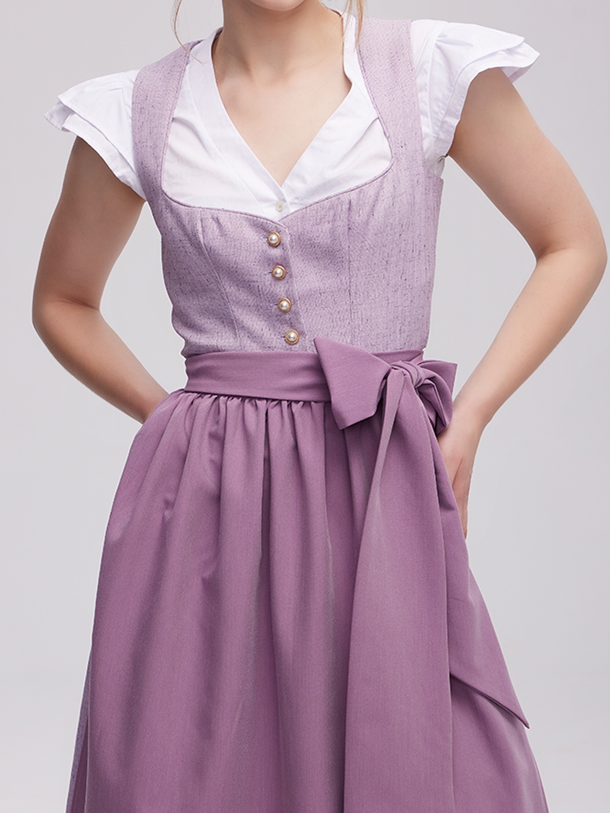 Modernes lila Dirndl mit floralen Akzenten