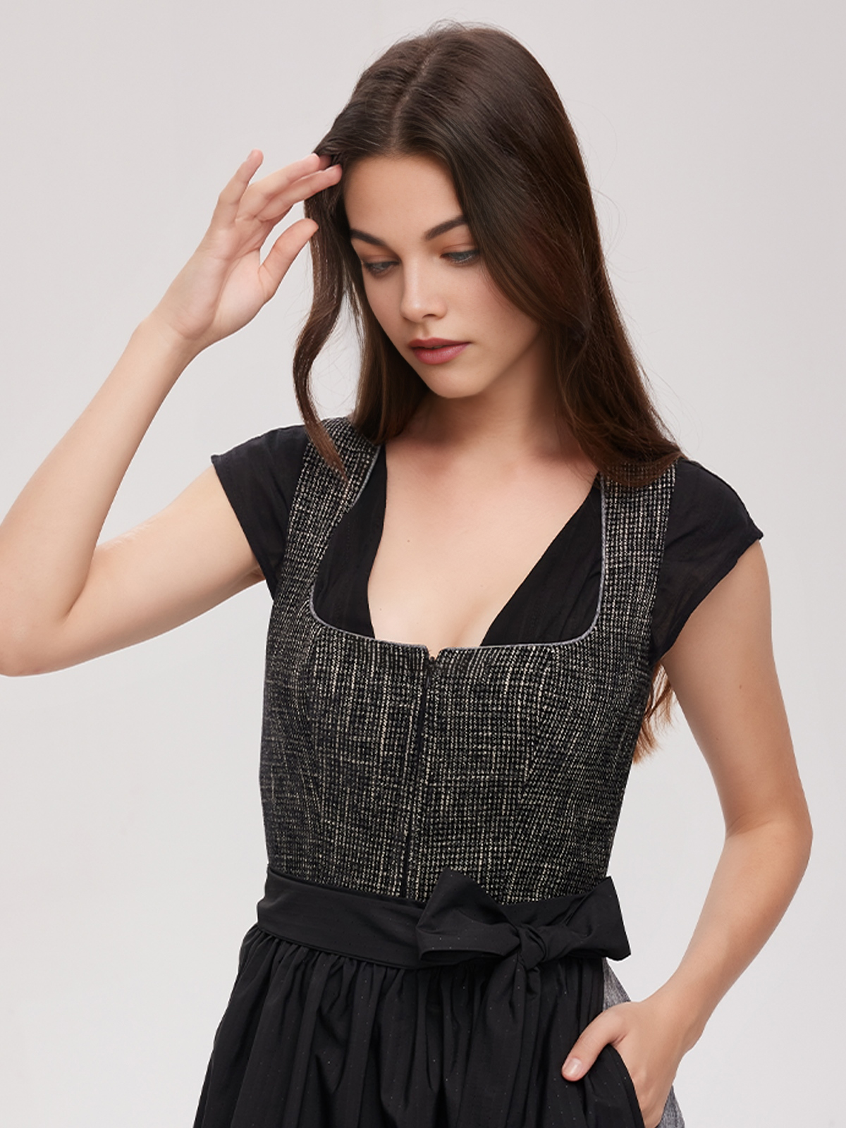 Ein schwarzes Dirndl mit eleganter Silhouette