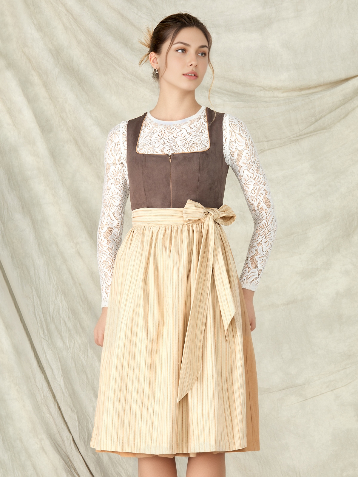 Dirndl in Braun mit eleganter Schürze