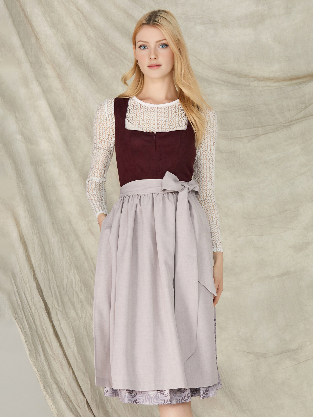 Traditionelles Dirndl in Lila