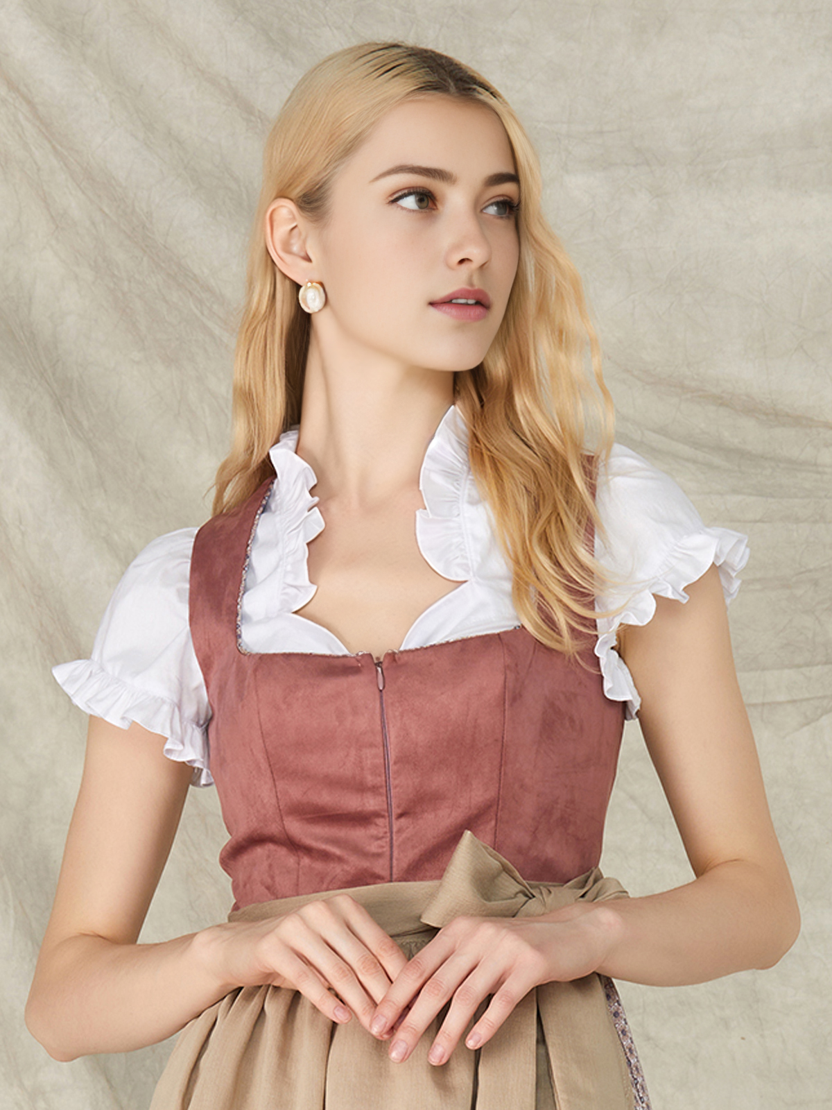 Dirndl in blau-grüner Farbkombination