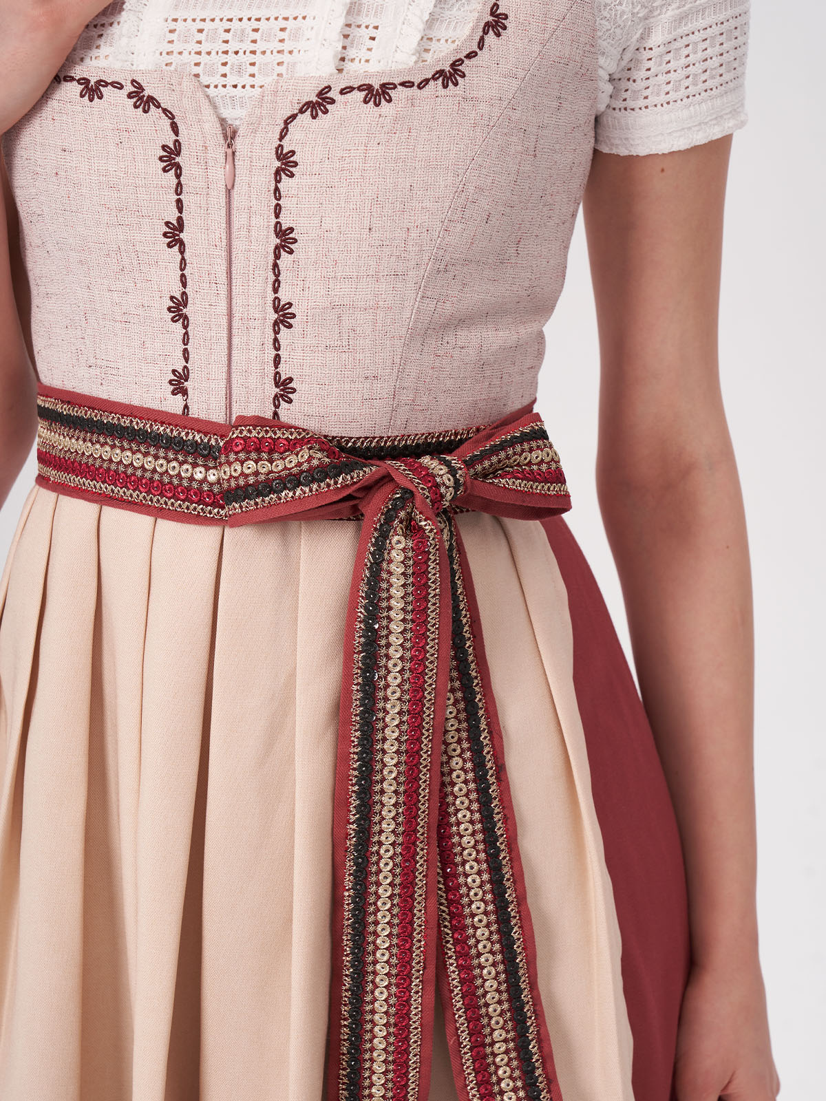 Ein graues Dirndl mit rosa Schürze – perfekt für festliche Anlässe