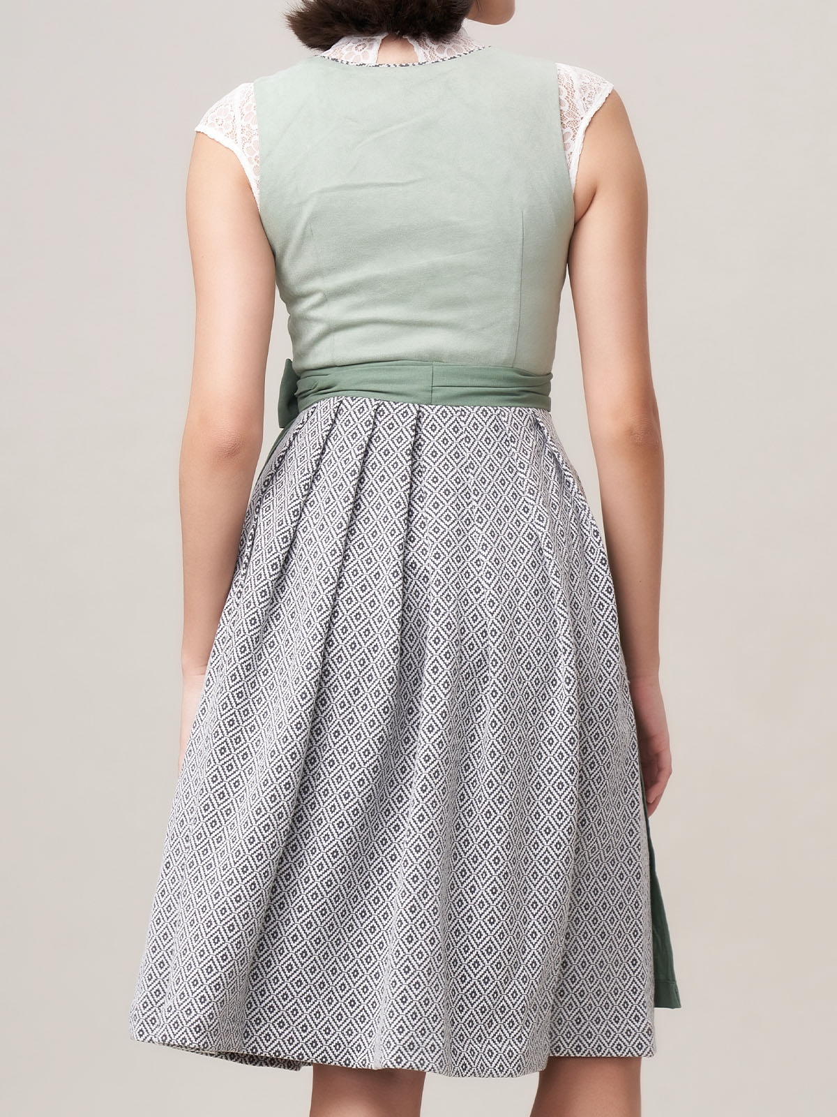 Modernes grünes Dirndl mit schmalem Mieder und kurzem Rock