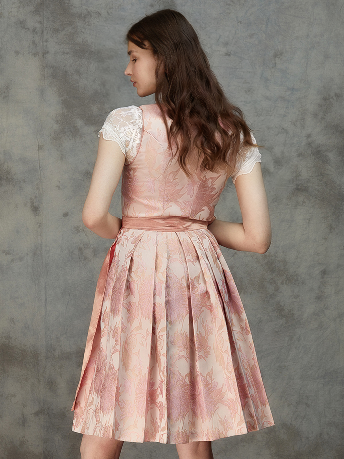 Modernes Dirndl in Rosa