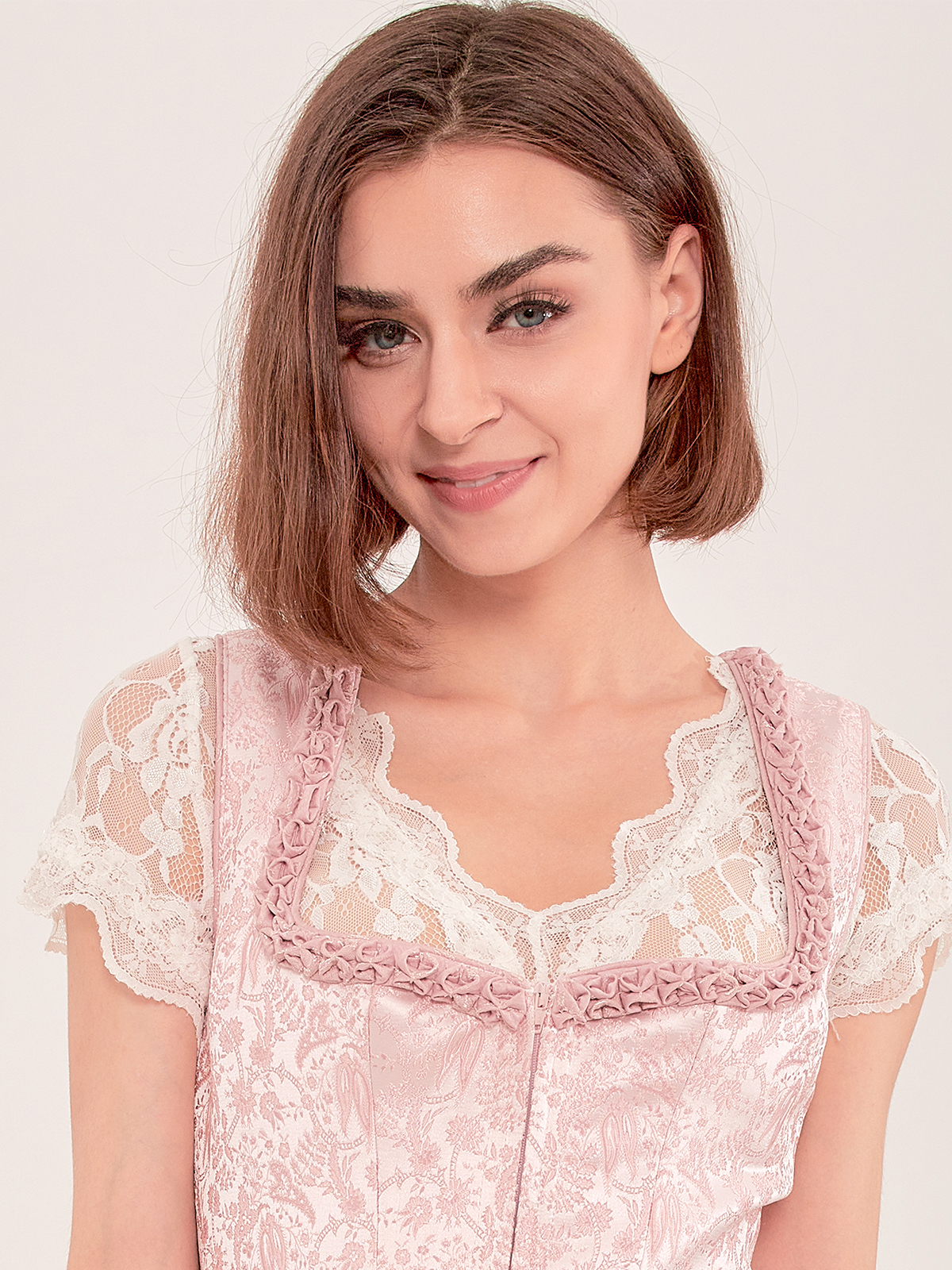 Modernes Dirndl in Rosa Samt