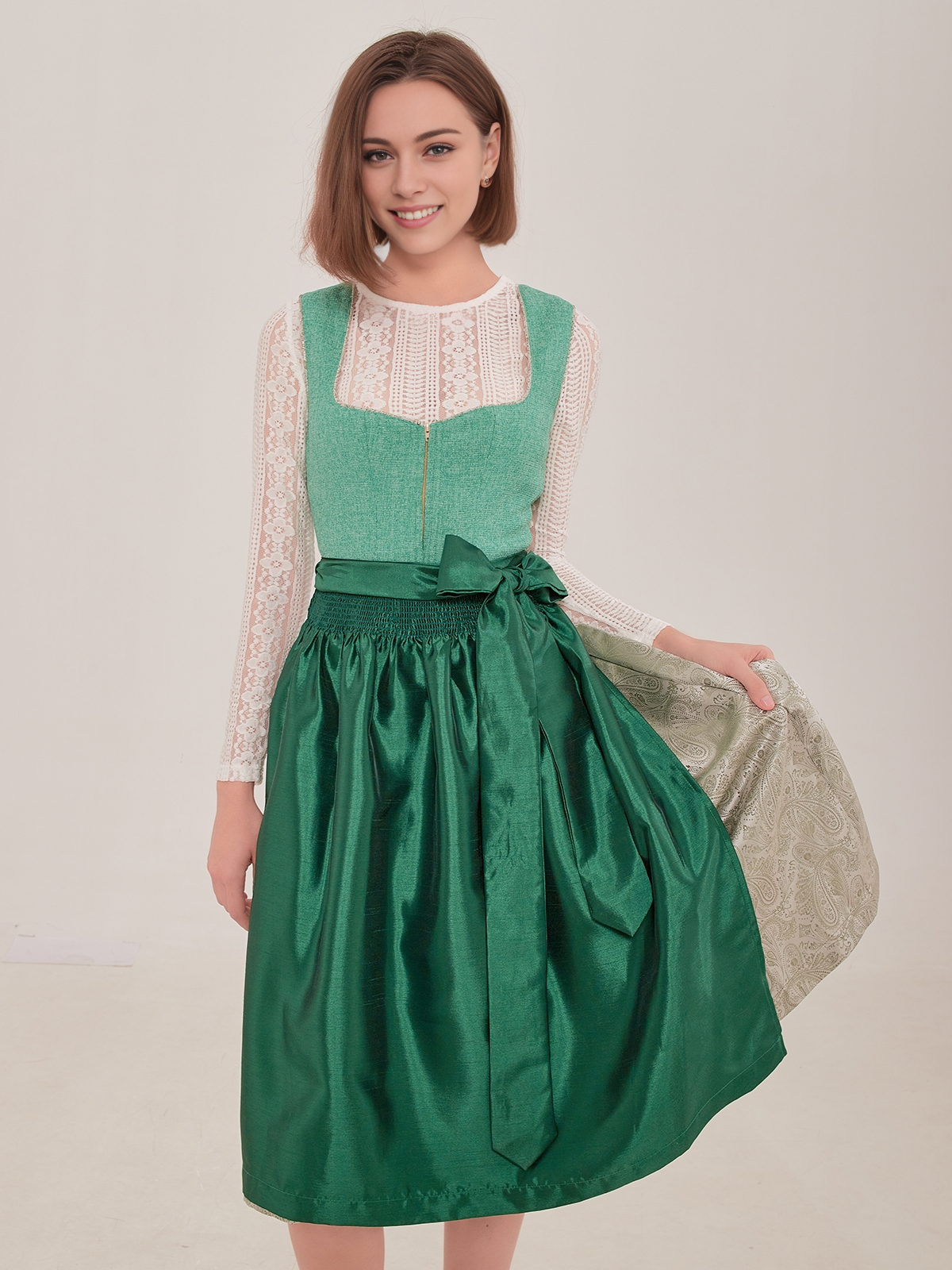 Modernes blaues Dirndl mit schlankem Schnitt