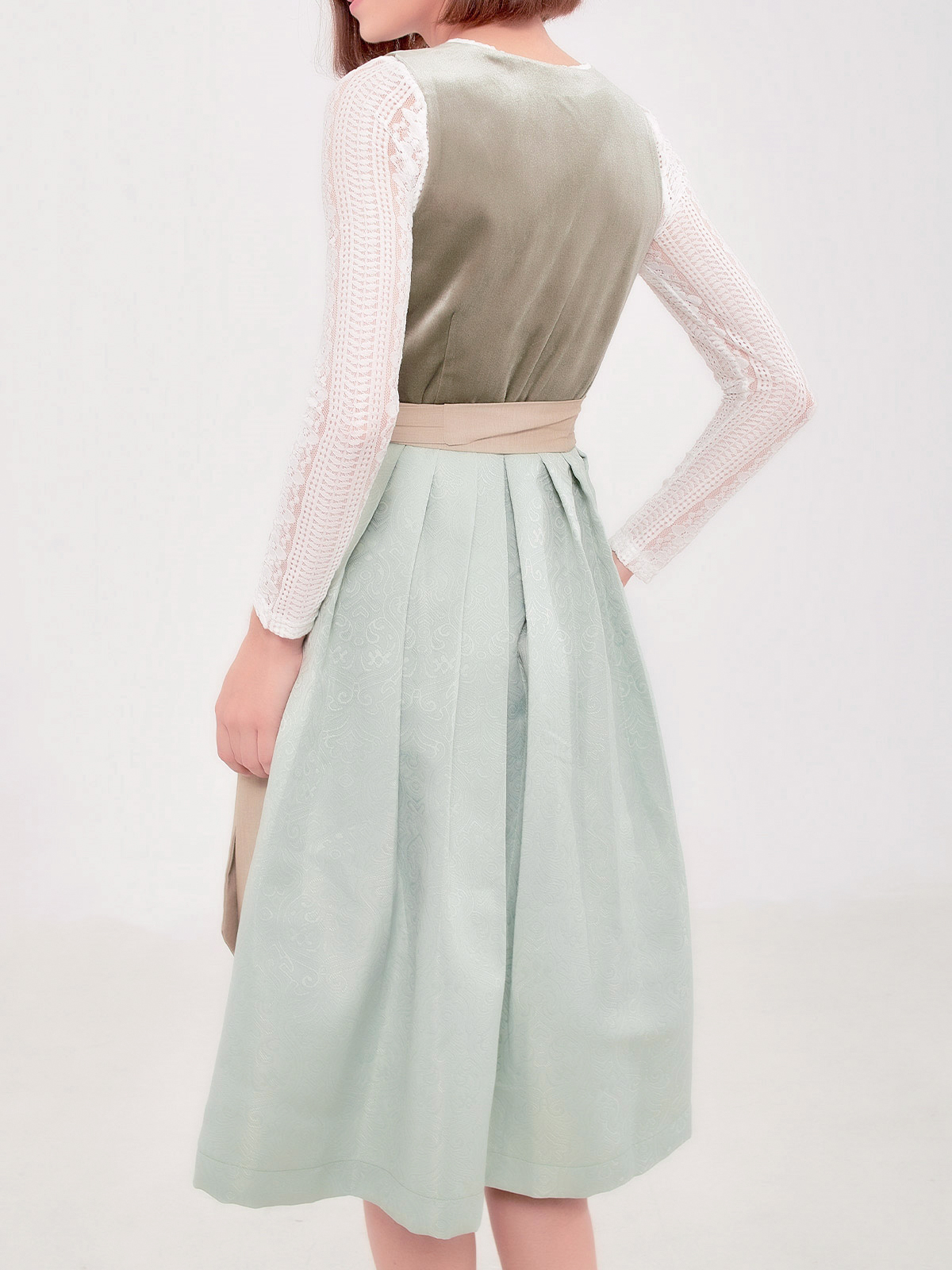 Modernes Dirndl in Grün – perfekt für den urbanen Look