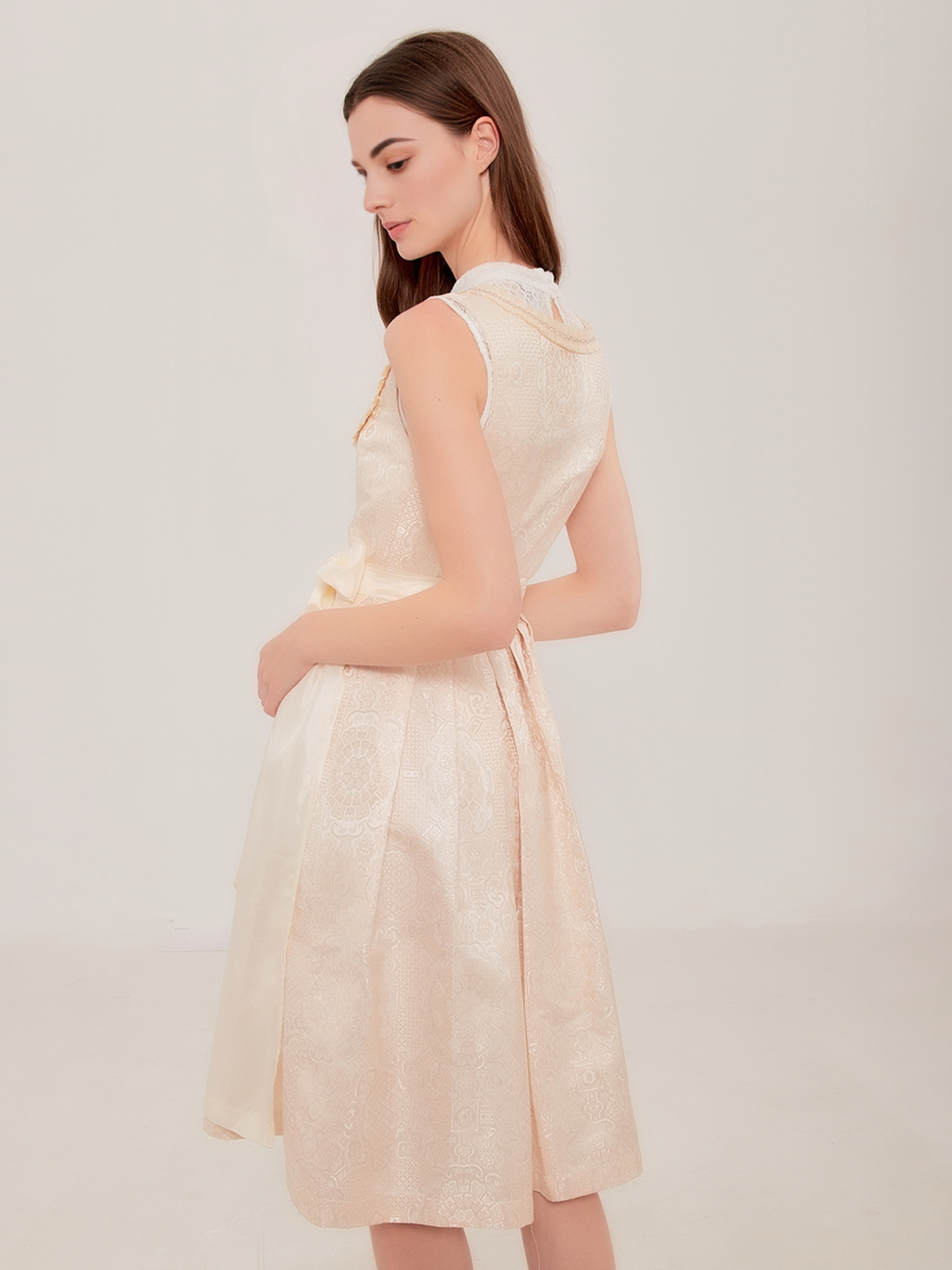 Modernes Dirndl in Weiß mit figurbetonter Silhouette