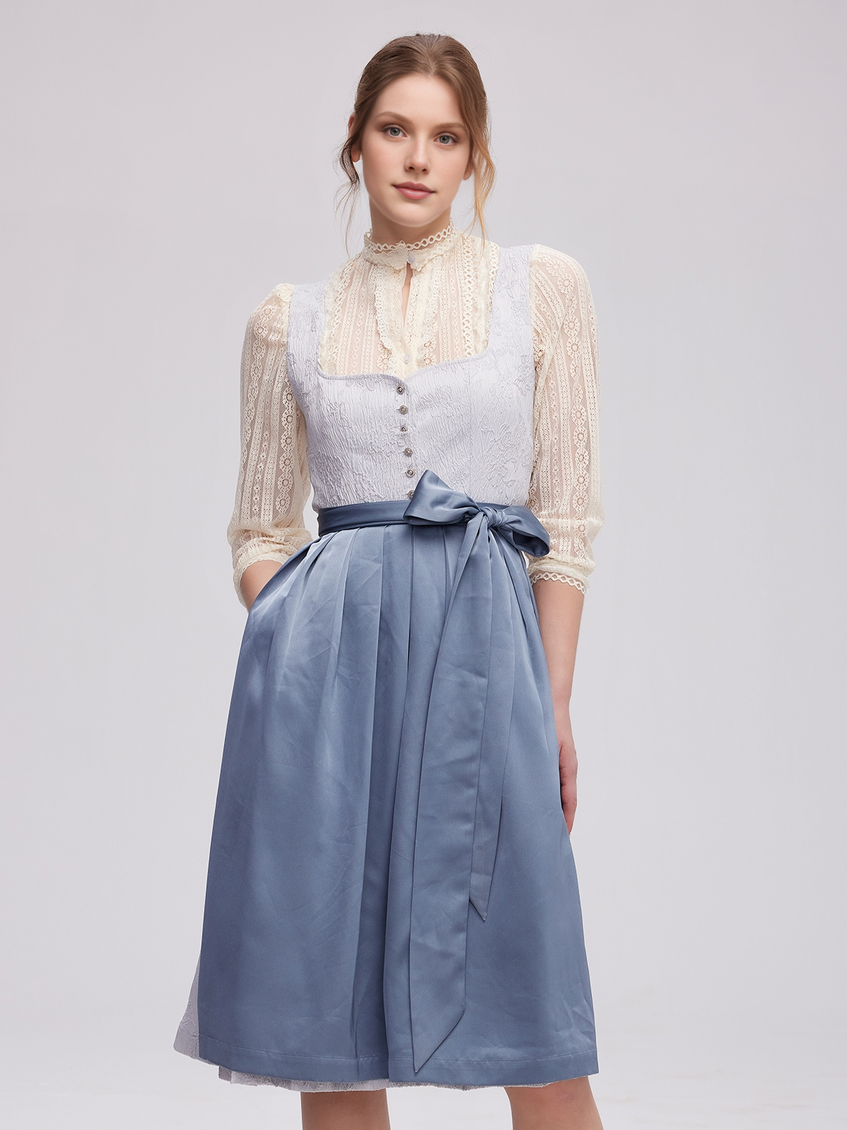 Elegantes blaues Dirndl mit traditioneller Stickerei