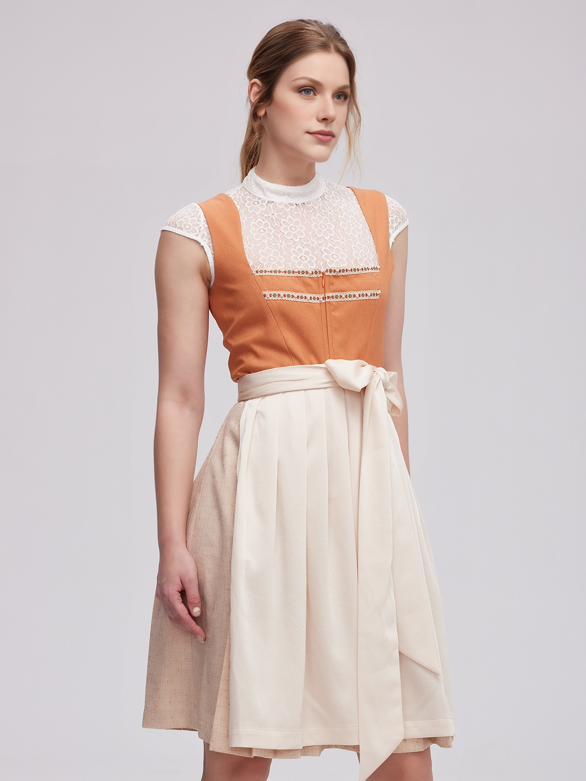 Modernes Dirndl in warmen Orangetönen